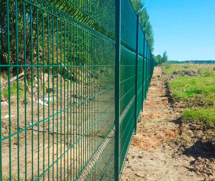 Забор из решетки из металла